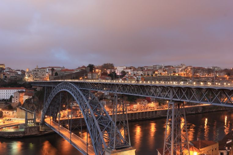 Travel Guide to Oporto
